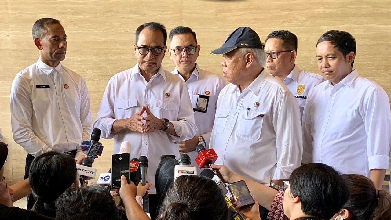 Presiden Jokowi Bertemu Jajaran OIKN dan Menteri Perhubungan di Istana Garuda