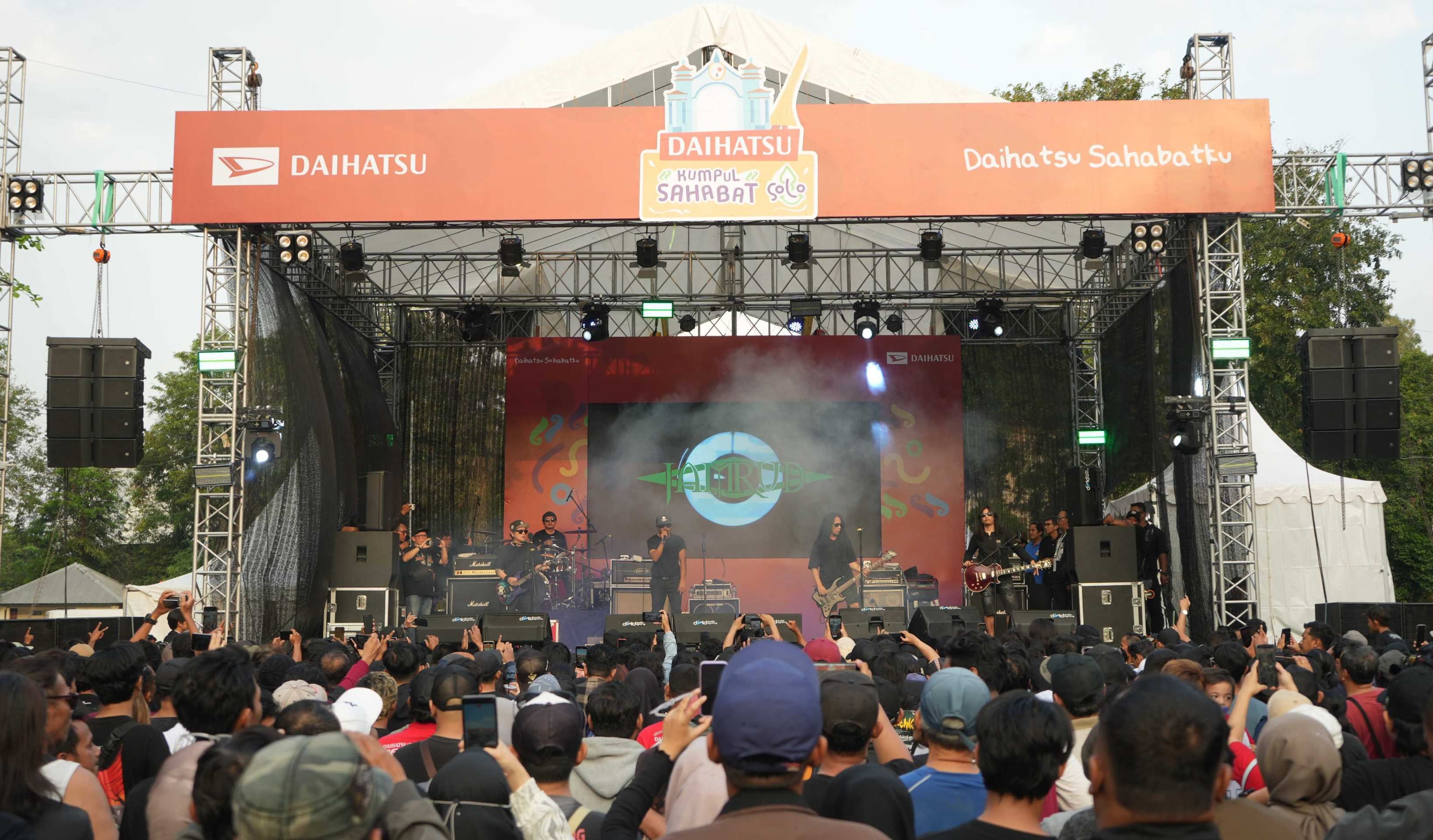 Pertunjukan Musik Dari Grup Band Ternama Pada Acara Daihatsu Kumpul Sahabat Di Solo