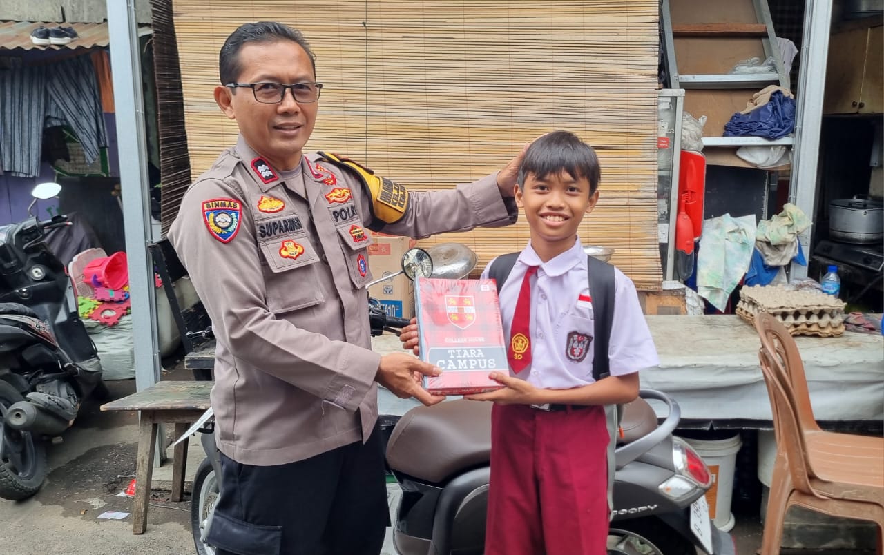 Polri Peduli, Polisi Berikan Bantuan Buku Tulis ke Siswa Sekolah Dasar