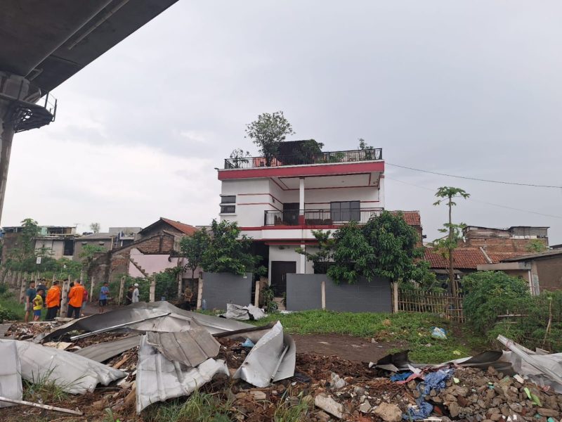 Angin Puting Beliung Sebabkan Atap Seng Rumah Warga Terjatuh di Jalur Whoosh, Perjalanan Whoosh Sempat Tertahan Untuk Proses Evakuasi dan Sterilisasi Jalur
