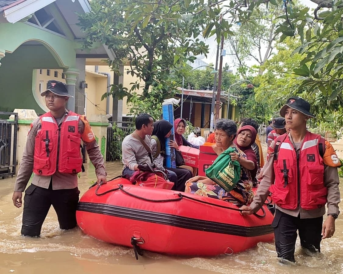 Tim Sar Satbrimob Polda Jateng Turun ke Lokasi Longsor Bantu Cari Korban Hilang dan Siapkan Dapur Lapangan di Petungkriyono