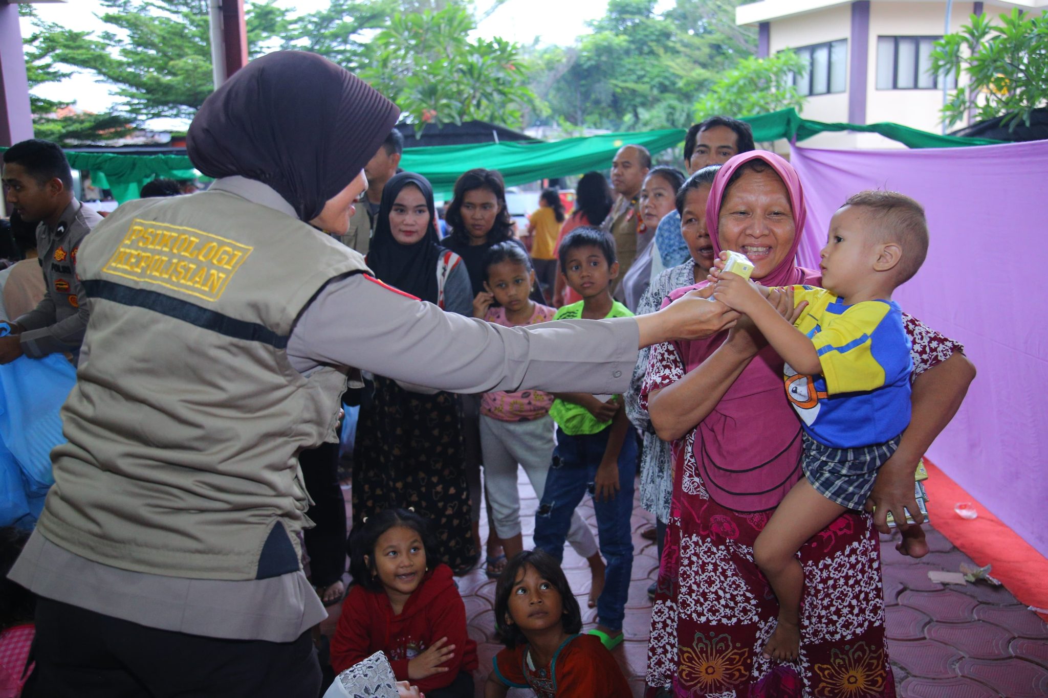 Polri Dirikan Dapur Lapangan dan Gelar Trauma Healing untuk Korban Kebakaran di Kebon Kosong
