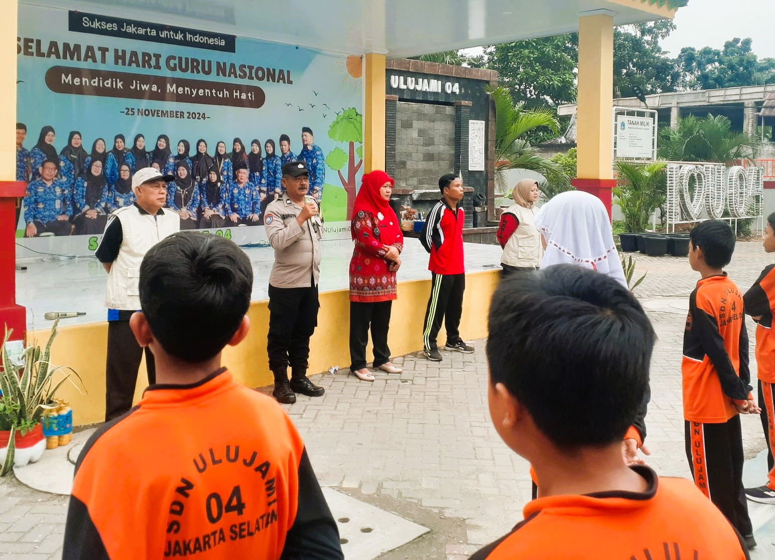 Bersama Guru dan Pelajar, Polsek Pesanggrahan Deklarasi Anti Bullying di SDN 04 Ulujami