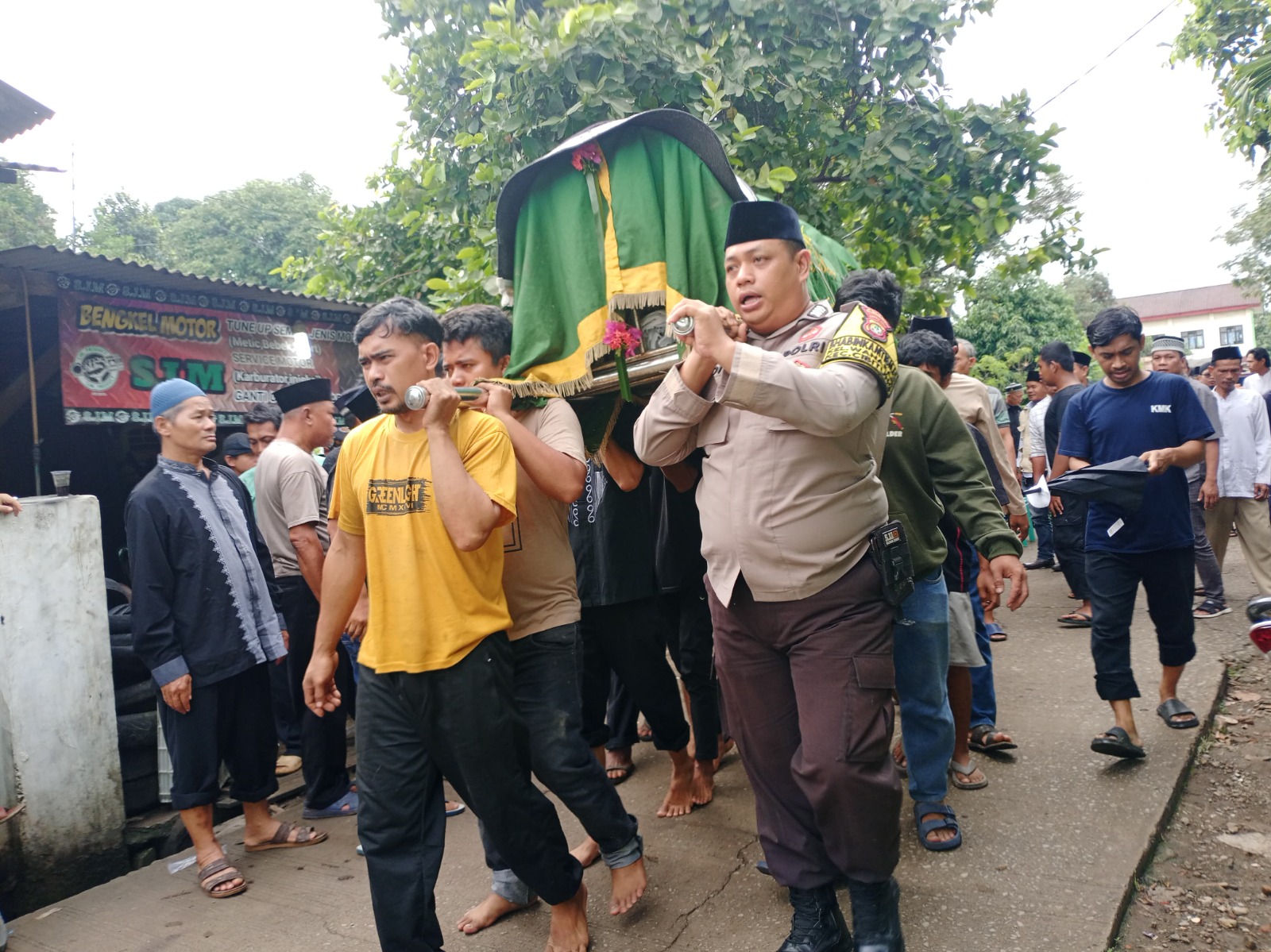 Bentuk Kepedulian, Bhabinkamtibmas Kelurahan Wanasari Antarkan Jenazah Warga Binaannya ke Pemakaman