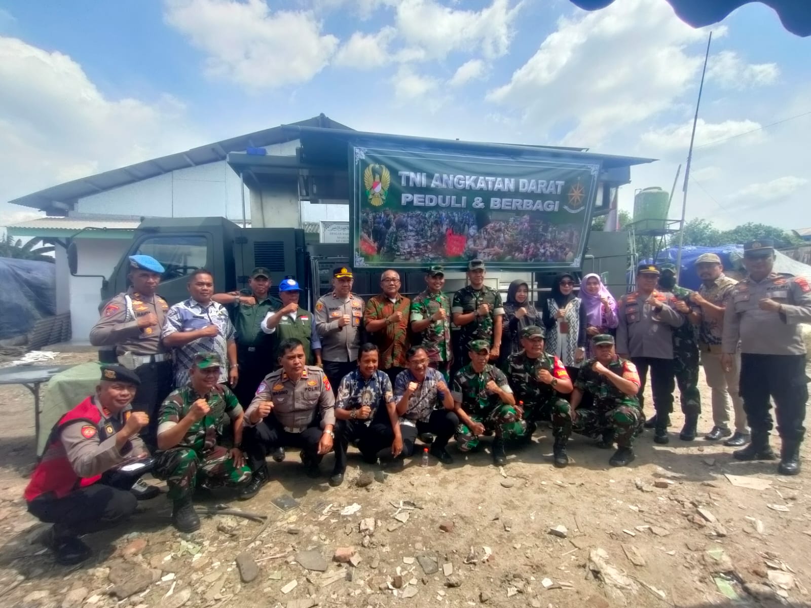Kapolsek Bantar Gebang Hadiri Makan Bersama Warga IPI Cikiwul yang Digelar TNI AD
