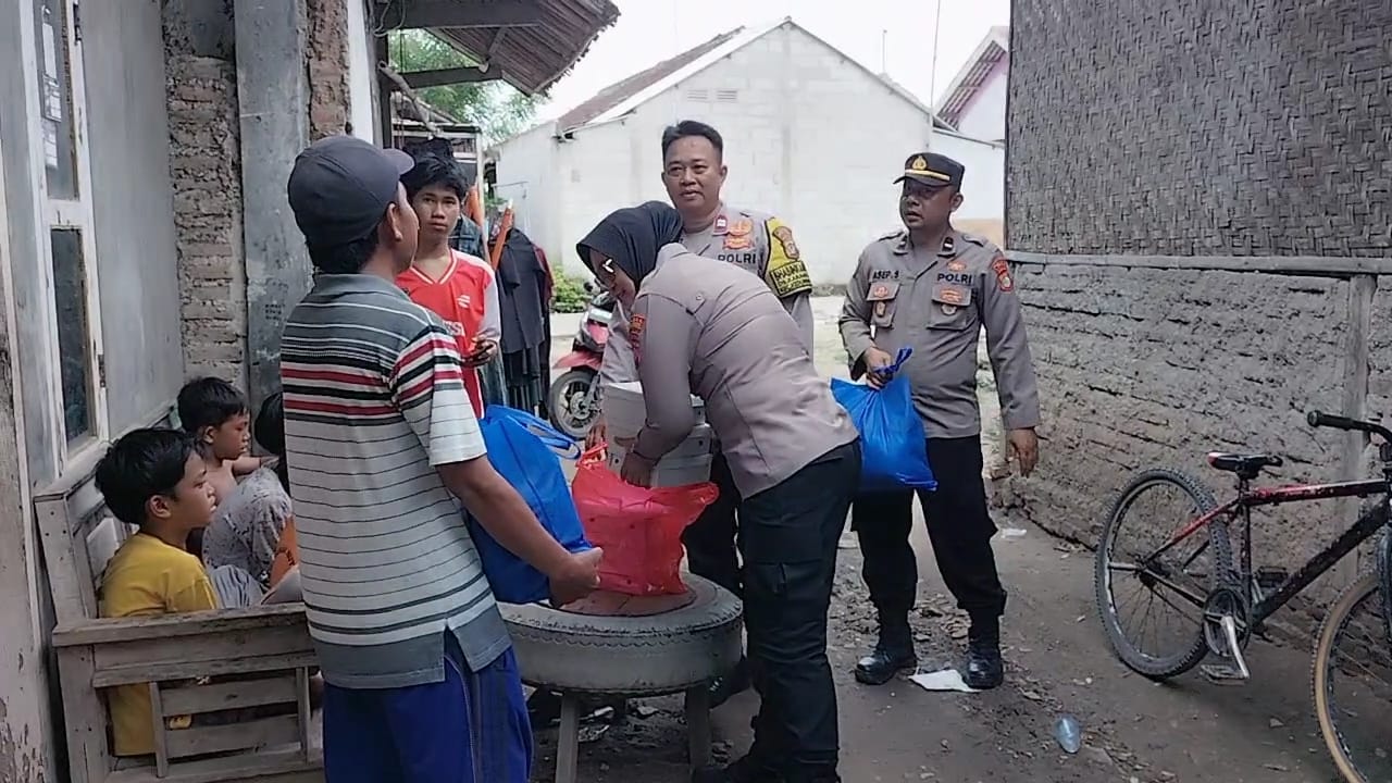 Kapolsek Kedungwaringin AKP Aliyani Gelar Jumat Berkah, Bagikan Sembako untuk Warga Kurang Mampu