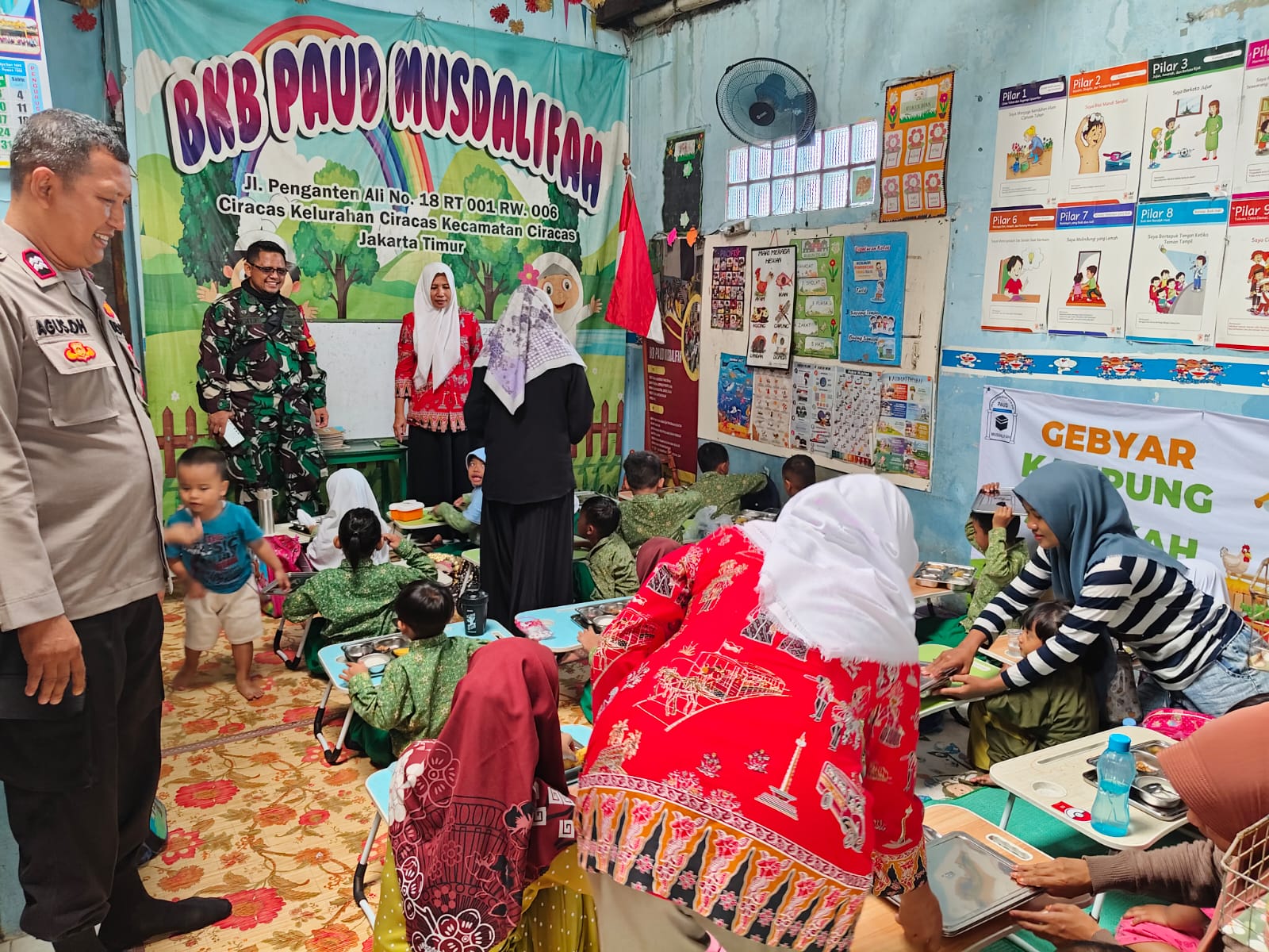 Polisi Lakukan Pengamanan pada Kegiatan Pemberian Makanan Bergizi Gratis di 10 Sekolah Wilayah Ciracas