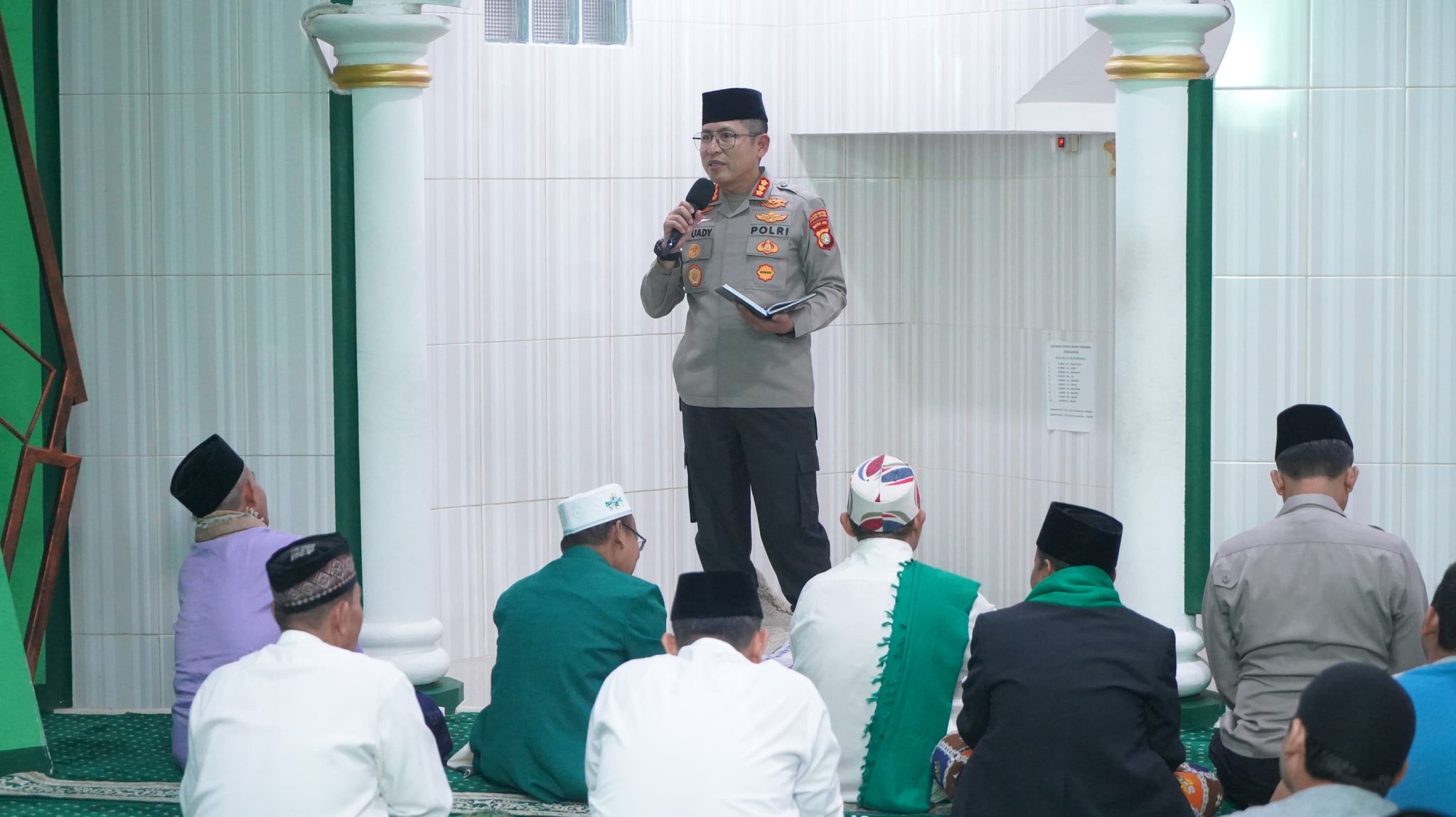 Polres Metro Jakarta Utara Gelar Sholat Jumat Keliling, Jumat Curhat dan Bakti Sosial di Masjid AI Mubarokah, Ancol
