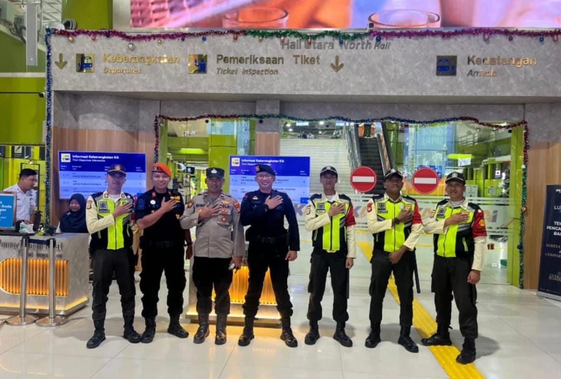 Polsubsektor Monas Timur Gelar Patroli dan Pengamanan di Stasiun Gambir Selama Libur Natal dan Tahun Baru