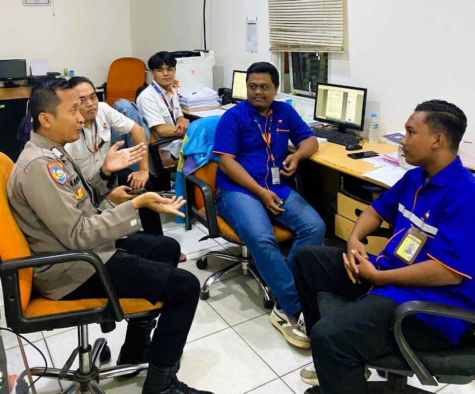 Sambang Kamtibmas, Bhabinkamtibmas Polresta Bandara Soetta Berikan Himbauan Keselamatan dalam Bekerja ke Karyawan