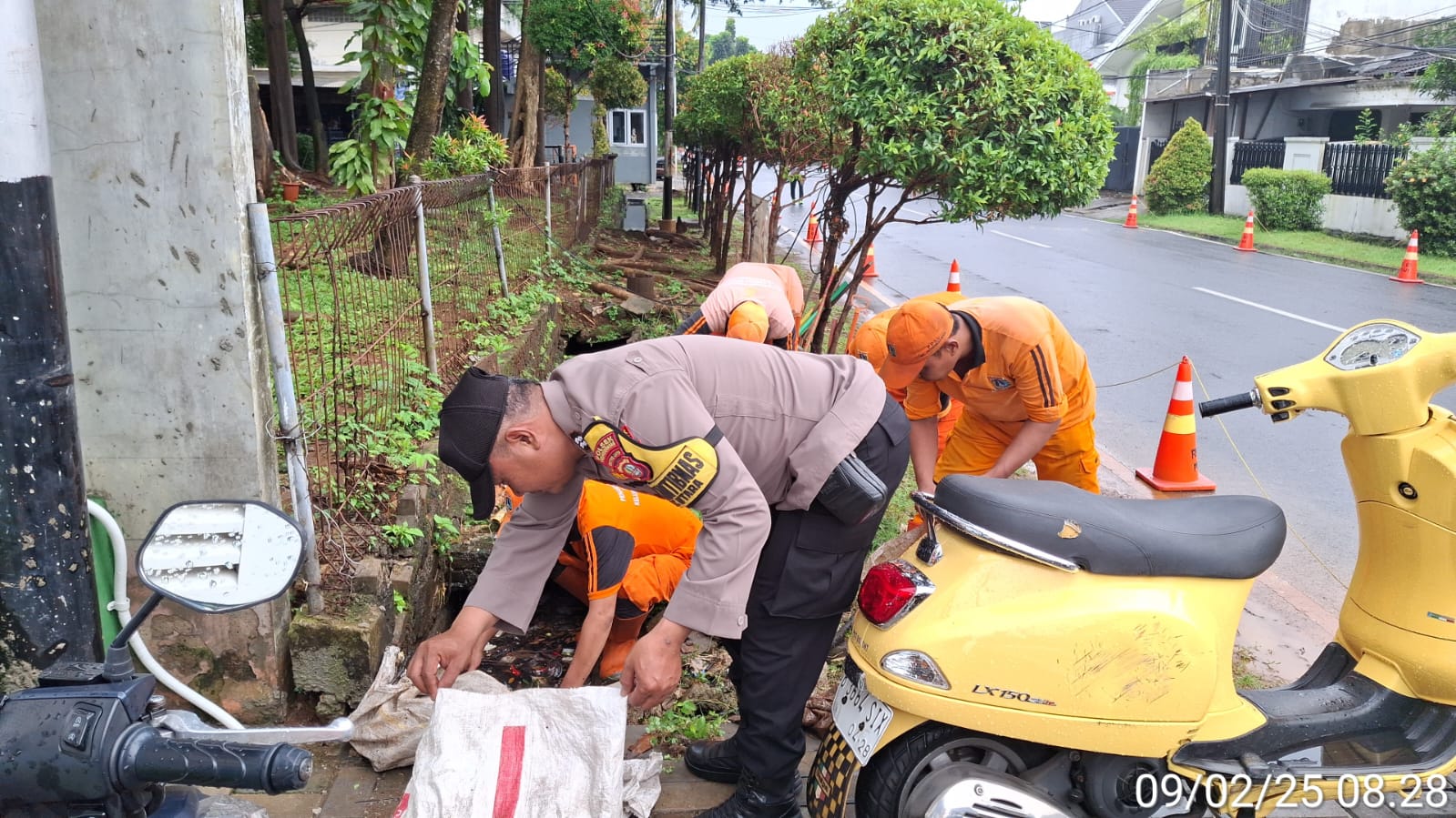 Bhabinkamtibmas Hadiri BBJS dan Peresmian Taman Damai, Ajak Warga Jaga Keamanan dan Kebersihan
