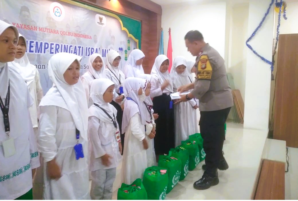 Bhabinkamtibmas Penggilingan Hadir dan Berikan Santunan ke Anak Yatim yang Diselenggarakan Oleh Yayasan Mutiara Qalbu Cakung