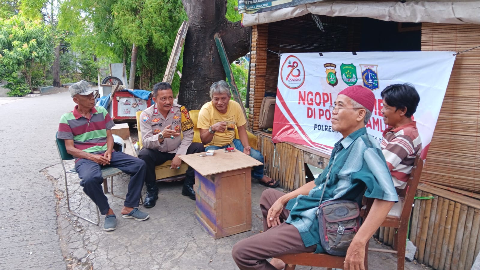 Jalin Kedekatan dengan Warga, Polsek Pulogadung Gelar Ngopi Kamtibmas