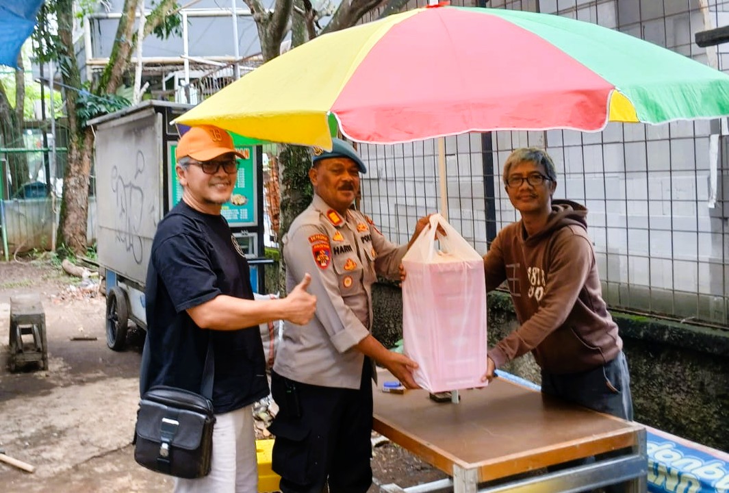 Jumat Berkah, Propam Polres Tangerang Selatan Bagikan Makanan
