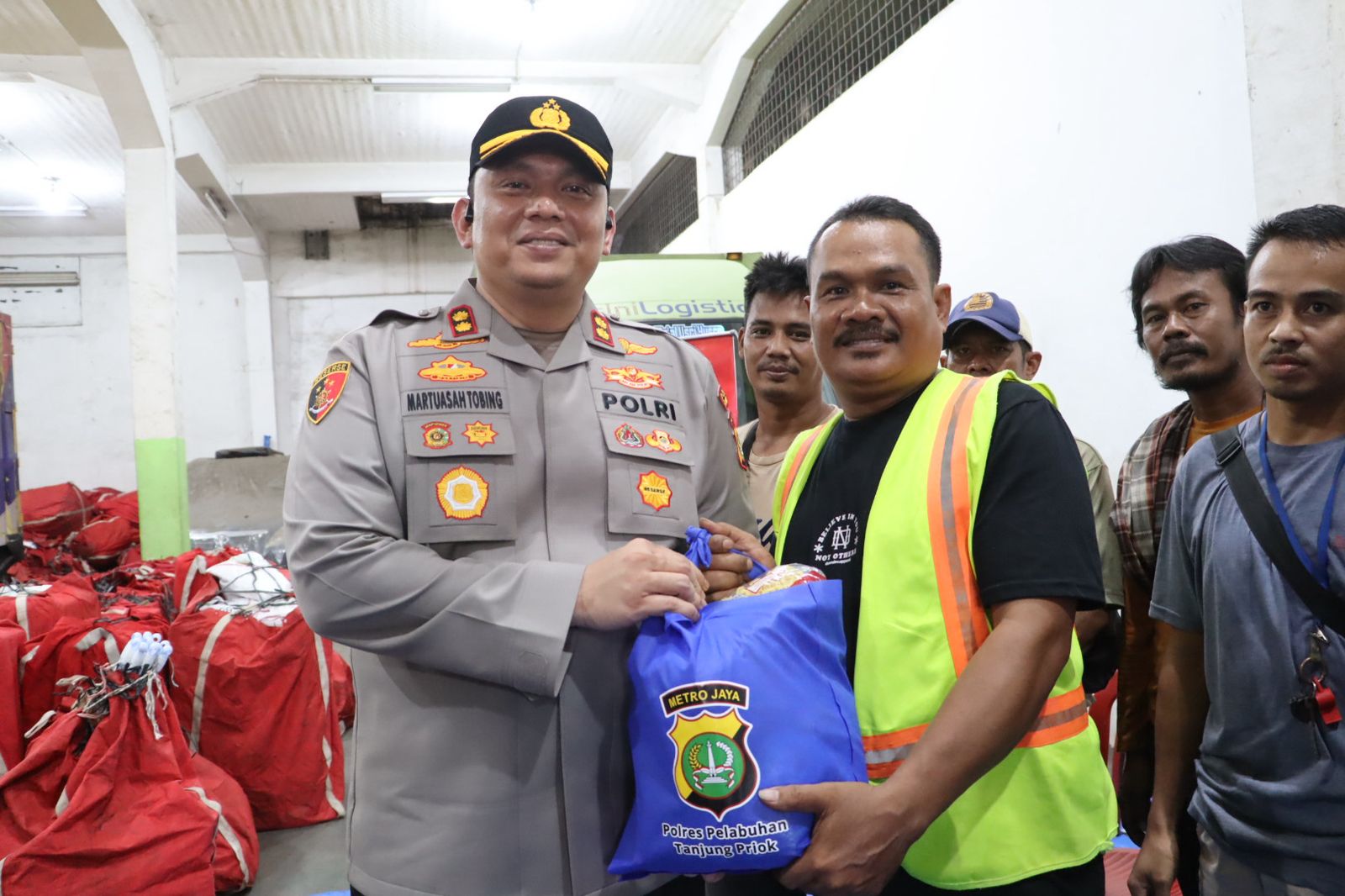 Kapolres Pelabuhan Tanjung Priok Gelar Jumat Curhat dan Beri Sembako ke Buruh Tenaga Kerja Bongkar Muat