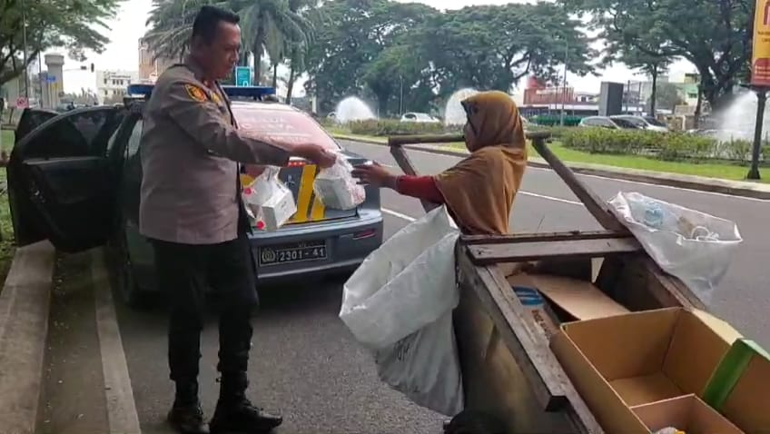 Peduli Kemanusiaan, Polsek Serpong Bagikan Makanan kepada Masyarakat