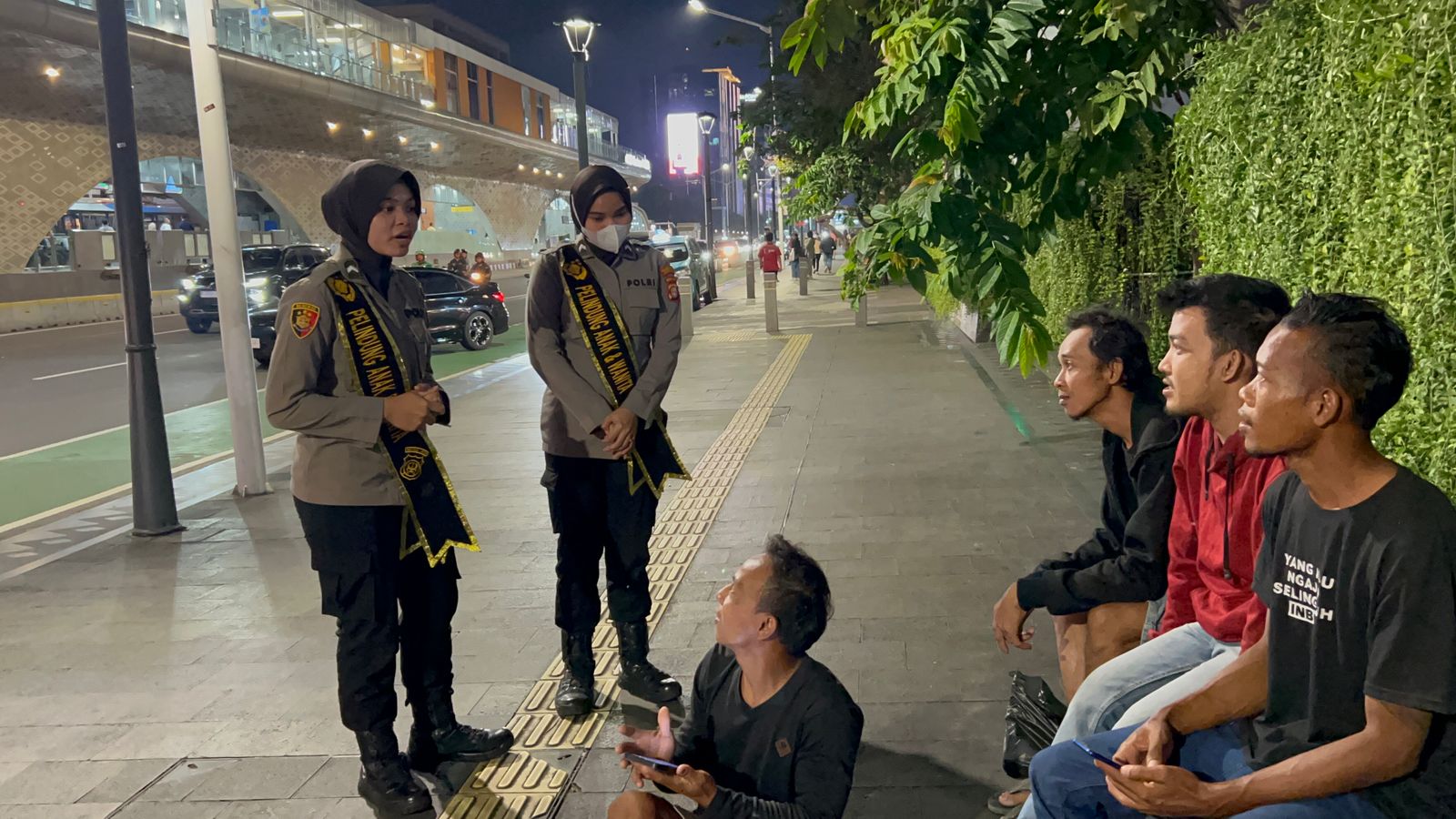 Polres Metro Jakarta Pusat Gelar Patroli Penolong, Berikan Himbauan ke Warga Untuk Menjaga Keamanan dan Kewaspadaan