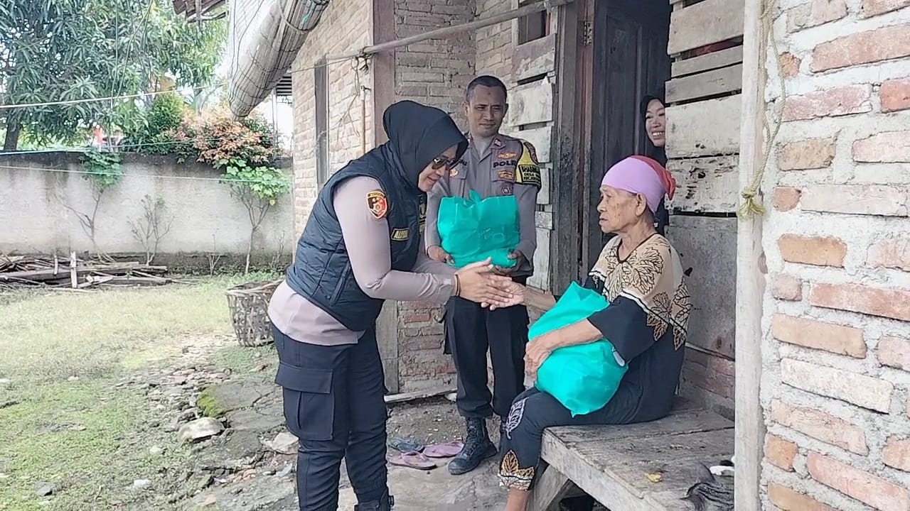 Polsek Kedung Waringin Berbagi Kepedulian: Program Jumat Berkah Salurkan Bantuan Sembako untuk Warga Kurang Mampu